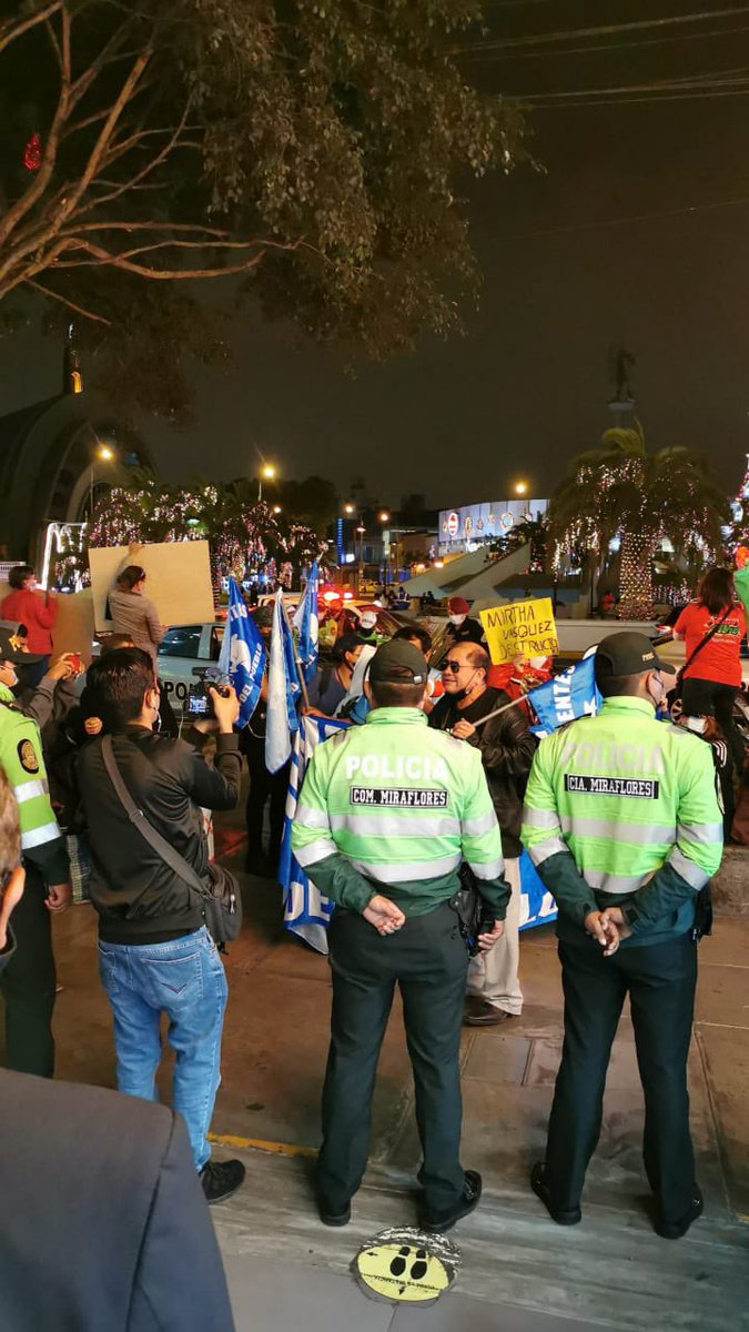 jeropim's tweet image. ¿En qué momento normalizamos que las presentaciones de libros necesitan policía y seguridad? ¿Desde cuándo se hizo costumbre que las ideas se contesten con palos y los argumentos con insultos? A más hostigamiento, más libros.