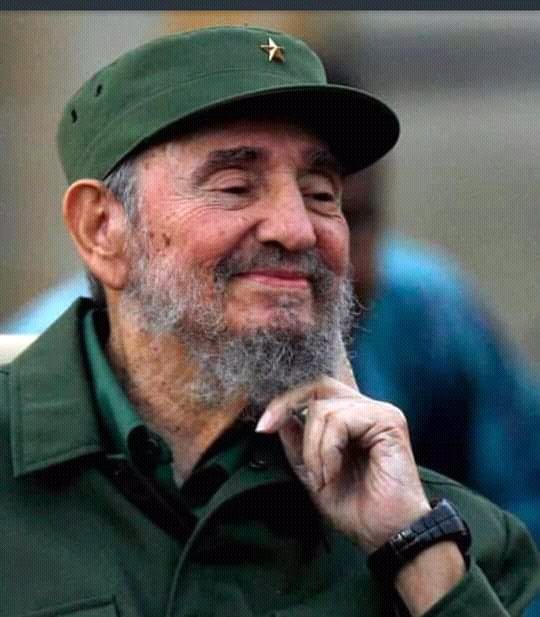 Otra vez la escalinata es el punto de encuentro de la juventud cubana. Esta ocasión convoca #FidelPorSiempre y la invariable realidad de mantenerlo vivo a 5 años de su desaparición física.
¡Comandante, los agradecidos te acompañan!
#CubaVive