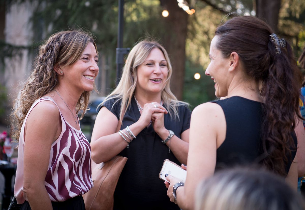 LauraJureCba's tweet photo. Que hermoso fue encontrarnos con muchas mujeres en el networking de la #RevistaOcio. 🙋🏻♀️ #Reconectar para celebrar al compromiso, el trabajo y la importancia de estos espacios de vinculación y potenciamiento entre mujeres. 🙌🏼 #NetDeMujeres https://t.co/UEahQsOYxM