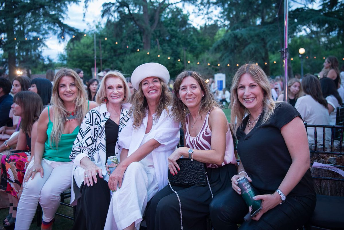 LauraJureCba's tweet photo. Que hermoso fue encontrarnos con muchas mujeres en el networking de la #RevistaOcio. 🙋🏻♀️ #Reconectar para celebrar al compromiso, el trabajo y la importancia de estos espacios de vinculación y potenciamiento entre mujeres. 🙌🏼 #NetDeMujeres https://t.co/UEahQsOYxM