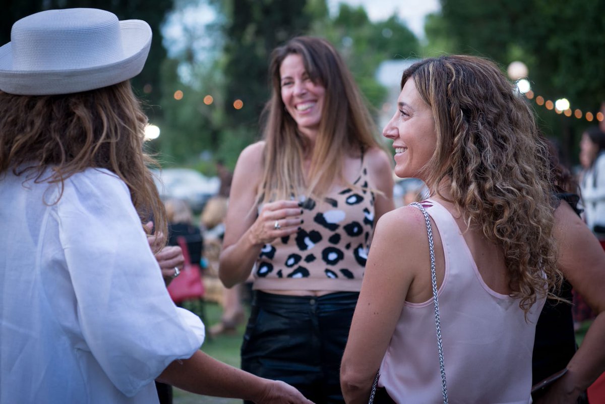 LauraJureCba's tweet photo. Que hermoso fue encontrarnos con muchas mujeres en el networking de la #RevistaOcio. 🙋🏻♀️ #Reconectar para celebrar al compromiso, el trabajo y la importancia de estos espacios de vinculación y potenciamiento entre mujeres. 🙌🏼 #NetDeMujeres https://t.co/UEahQsOYxM