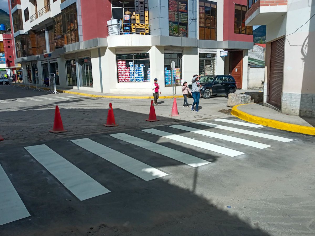 emovpaute_ep's tweet photo. Avanzamos con la implementación de reductores de velocidad, en esta ocasión en el Sector #Cachiyacu y se continuará con más en la comunidad de #Guayan. De igual manera se realiza la señalización horizontal en el centro cantonal.
#EMMETT-EP
#MovilidadSegura
#UsaElPasoCebra https://t.co/wrXeuOINkx