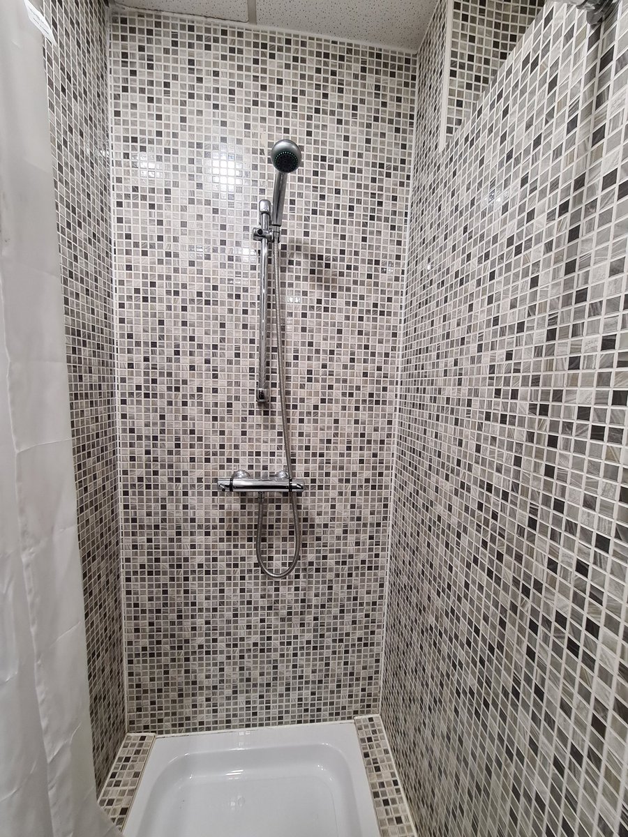 dripadvisor10's tweet photo. Genting Arena Birmingham - Dressing Room 7

Pressure 3/10 - Piss poor
Temperature - Hot, but naff all control. https://t.co/DEqJ75ueTk