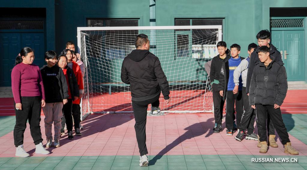 xinjiangru1's tweet photo. У Юнцзюнь, директор специализированной школы для детей с ограниченными возможностями в уезде Луаньчуань /провинция Хэнань, Центральный Китай/, с 2019 года активно приобщает своих учеников к зимним видам спорта. #спорт https://t.co/t1i7gzejRM