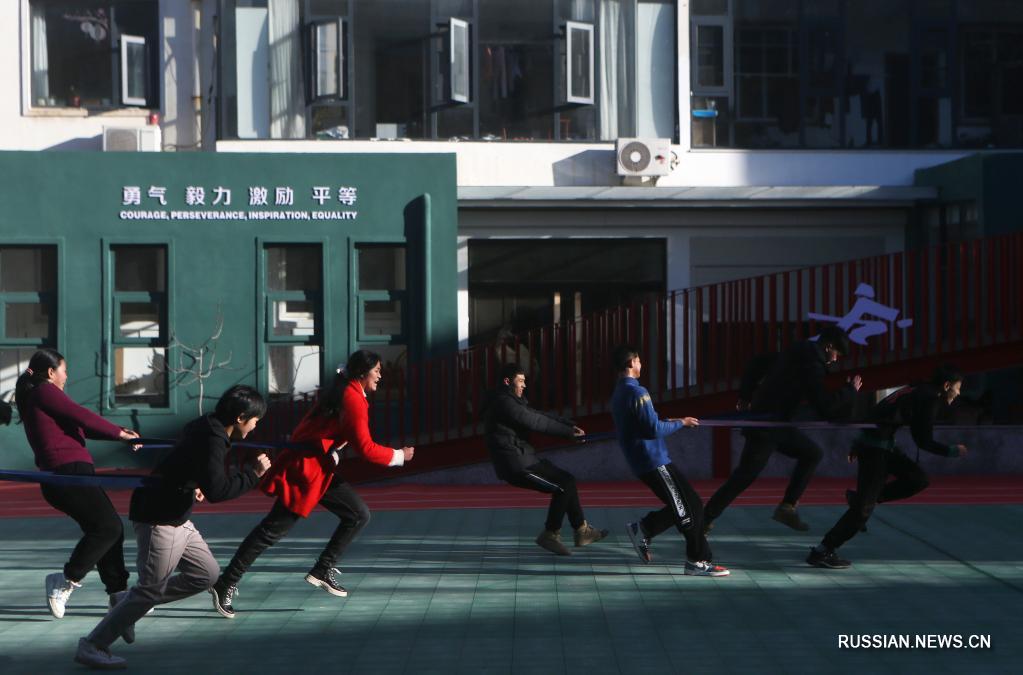xinjiangru1's tweet photo. У Юнцзюнь, директор специализированной школы для детей с ограниченными возможностями в уезде Луаньчуань /провинция Хэнань, Центральный Китай/, с 2019 года активно приобщает своих учеников к зимним видам спорта. #спорт https://t.co/t1i7gzejRM