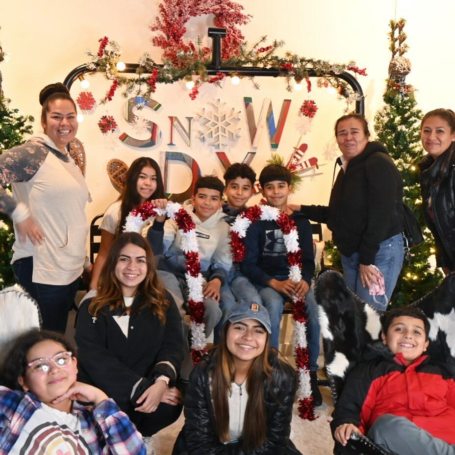selfiewrld's tweet photo. Don’t let the snow stop you from bringing in the fam! ❄️ https://t.co/a8buAiafTu https://t.co/vmc3jdNVUb