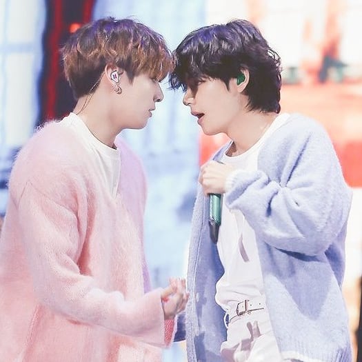 тэхен и чонгук встречаются 2023. вигуки bts эстетика. бтс чонгук и тэхен 2020 обнимаются. тэхён бтс 2021. вигуки bts.