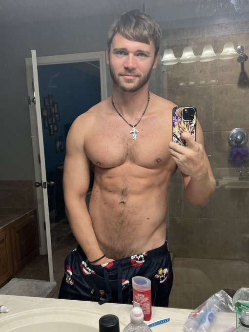 Logging online for some late night comfy hangs 😉 https://t.co/RFzrwLfLf8 https://t.co/5ot5Iunu4P<a href="/tag/flexfriday"class="tags"><span>#flexfriday</span></a>