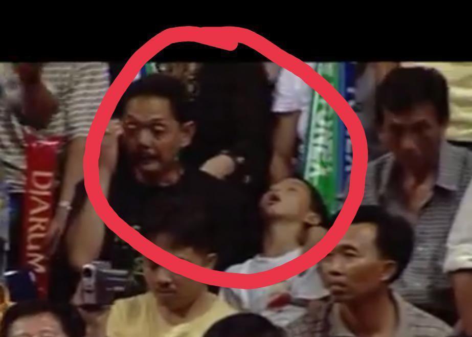Siapa yg bisa sangka anak kecil yg molor pas SF Thomas Cup 2004 ini ternyata di 2021 tergabung daam squad Thomas Cup yg berhasil bawa rebut gelarnya lagi setelah 19 tahun??