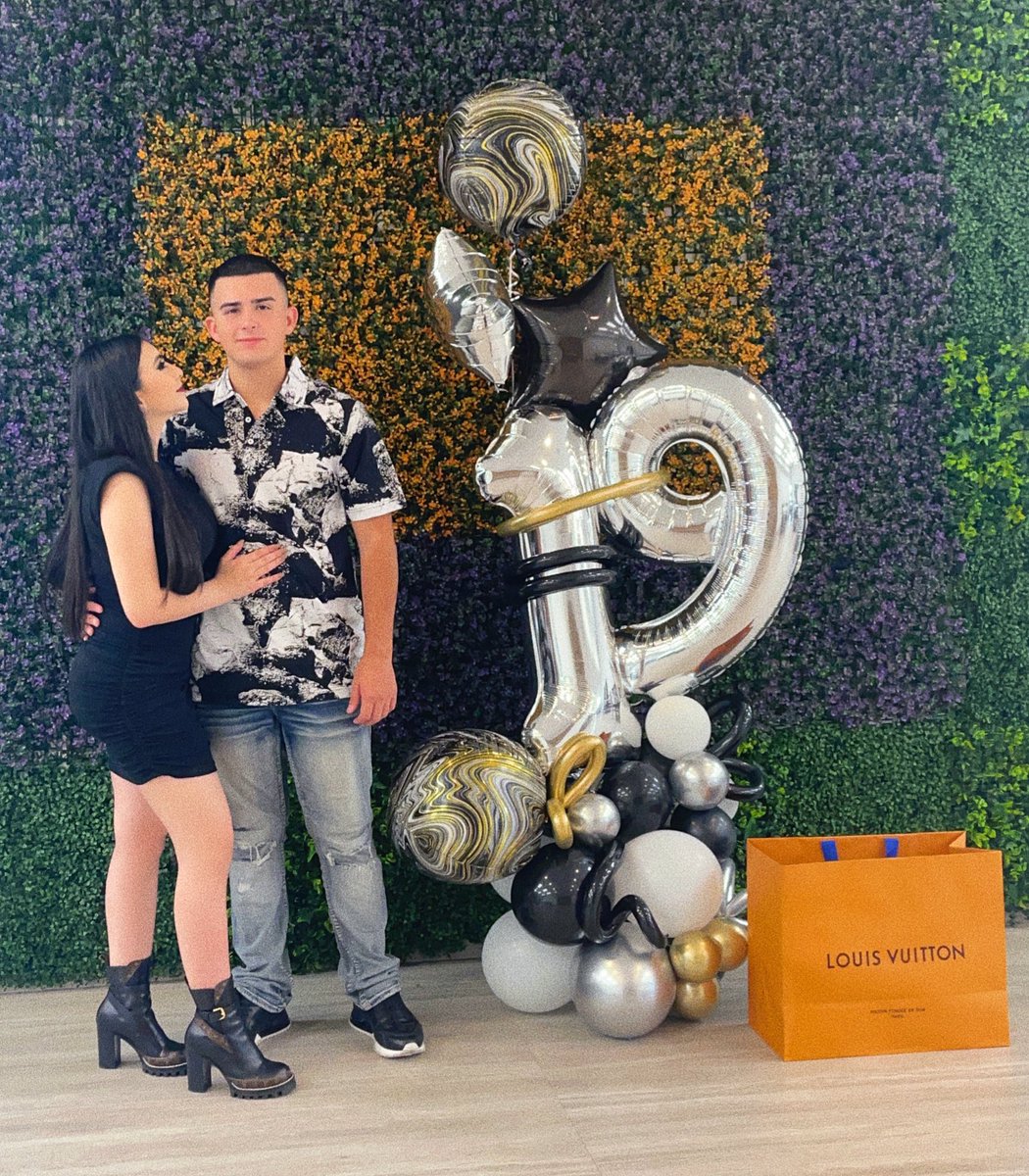 JaysaGonzalez's tweet photo. Celebrando los 19 años de vida de mi persona favorita 🤎🪐 https://t.co/oatAlLxOgd