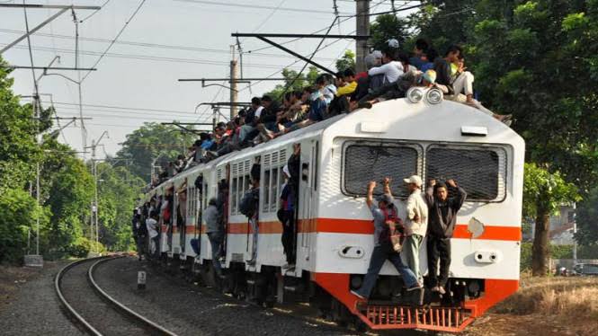 Dulu pas KAI dipegang pak Jonan, hal revolusioner yg beliau lakukan adl menghapus kasta kereta Jakarta-Bogor shg semua org dr kelas sosial bertemu di gerbong yg sama. Ini merupakan fenomena psikologi sosial yg luar biasa.