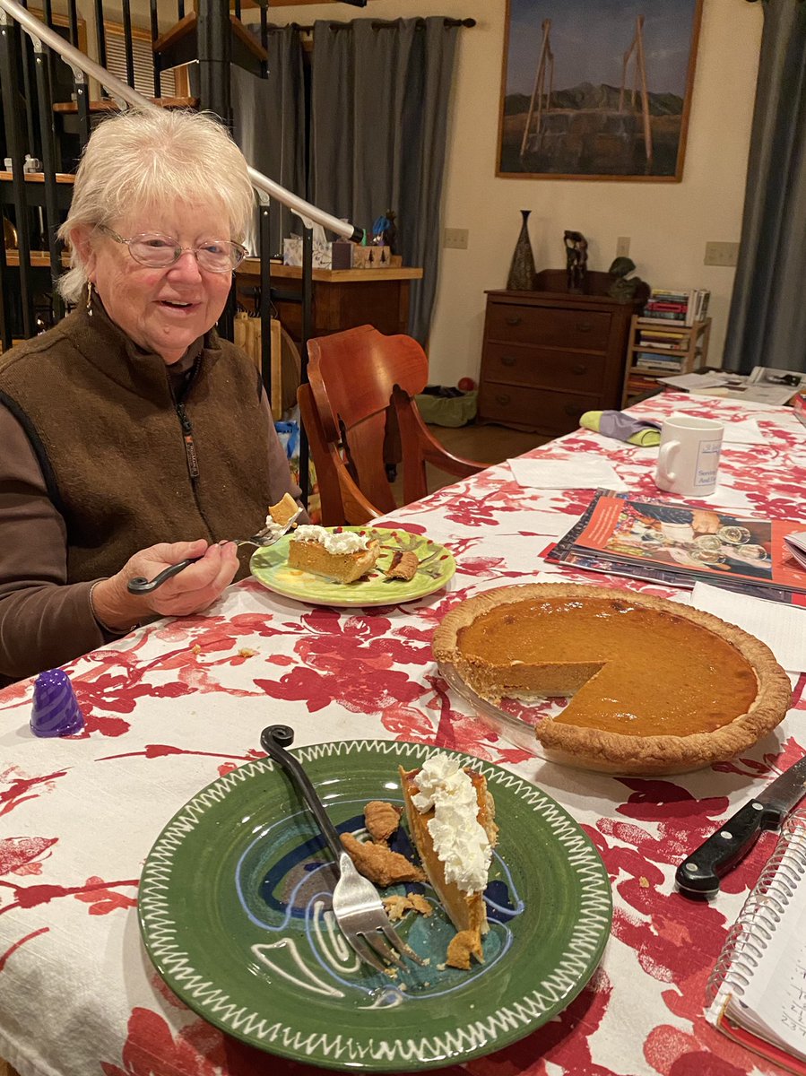 tateellen's tweet photo. #findjoyineachday 
A lovely start to the holiday break! Cabin times with my mom. Reading, a great game of scrabble, and PIE. #Thanksgiving #FleeTheCity https://t.co/FbXCQusPM0