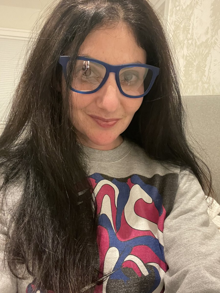 evebmd's tweet photo. @TheBlondeRN I dunno why but i just donβt look as cool π
Is it the #TWIV sweatshirt? The #Blueblocking glasses? Help me out Ashley!! #Project @goodr https://t.co/9mHg33bQBr