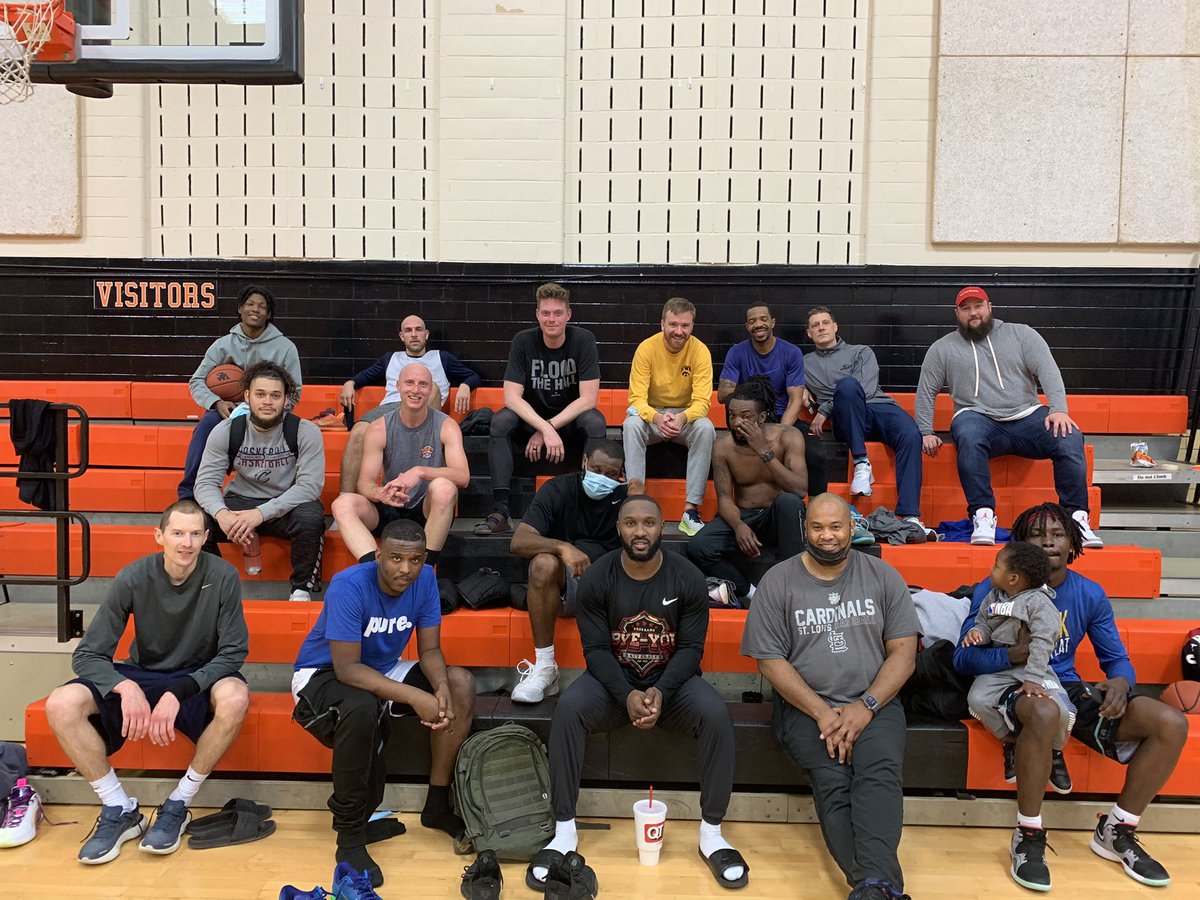 StatesmenHoops's tweet photo. Team @Your_MoRealtor with the comeback win over Team @CoachRaimondo in a thrilling finish to the annual alumni game. Great seeing everybody but really hoping our squad Ds up a little more this season 😂 #TTW #WGfamily #bestalumniinMO https://t.co/1PKM9iiMub