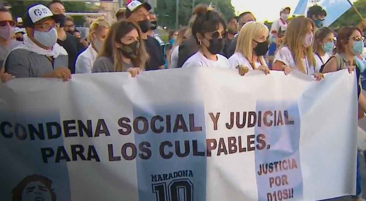 PMaradoniano's tweet photo. Dale retweet para que los hijos de puta que nos sacaron a Diego vayan en cana.

JUSTICIA POR DIEGO♥️🔟 https://t.co/yUDc2fITwK