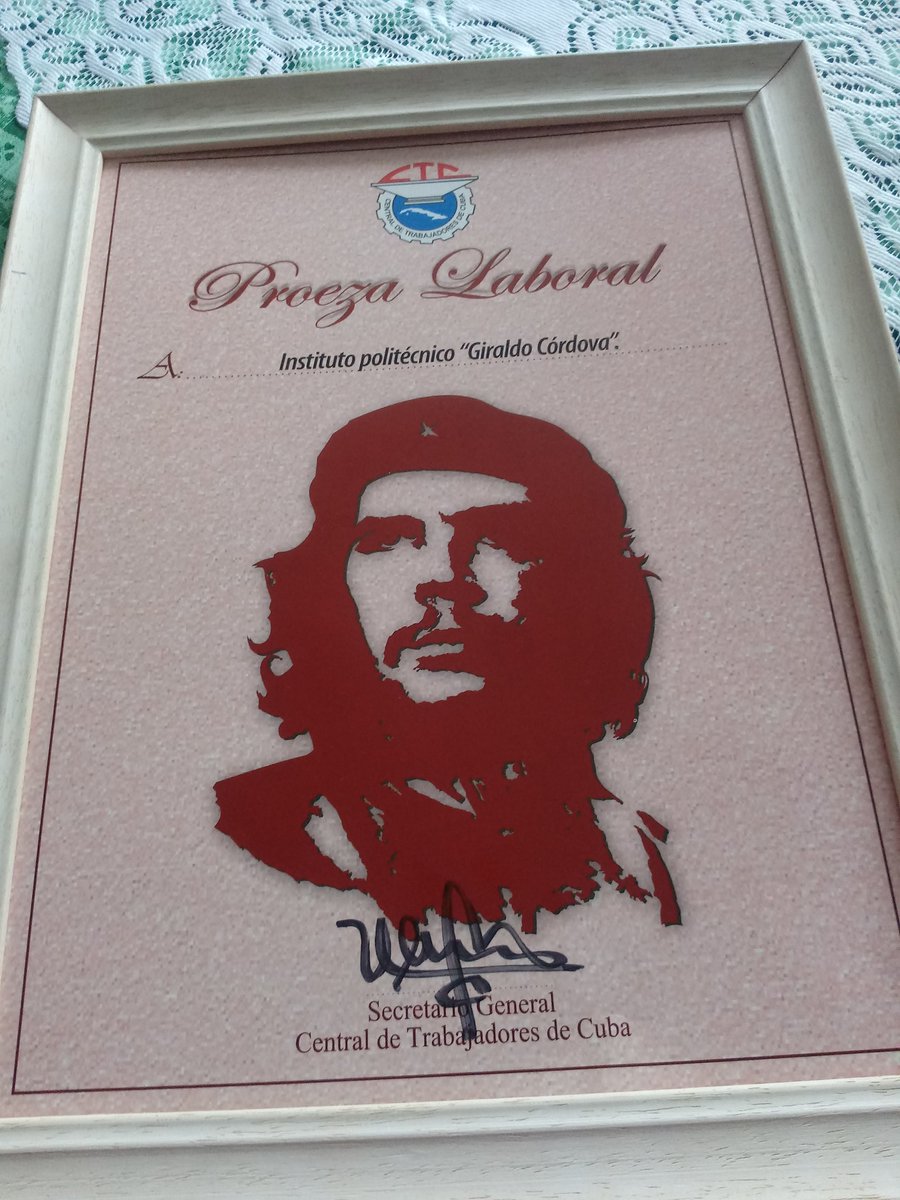 FundichelyRosa's tweet photo. #FidelViveCubaSigue recordando su legado, hoy el colectivo de trabajadores de la escuela Giraldo Córdova de #SantiagodeCuba recibe el certificado Proeza Laboral demostrando que la continuidad está garantizada #FidelViveEntreNosotros @elsa_ena @dpestgo @Gob_StgoDeCuba @RamnMonte1 https://t.co/dkr1vlxfXt