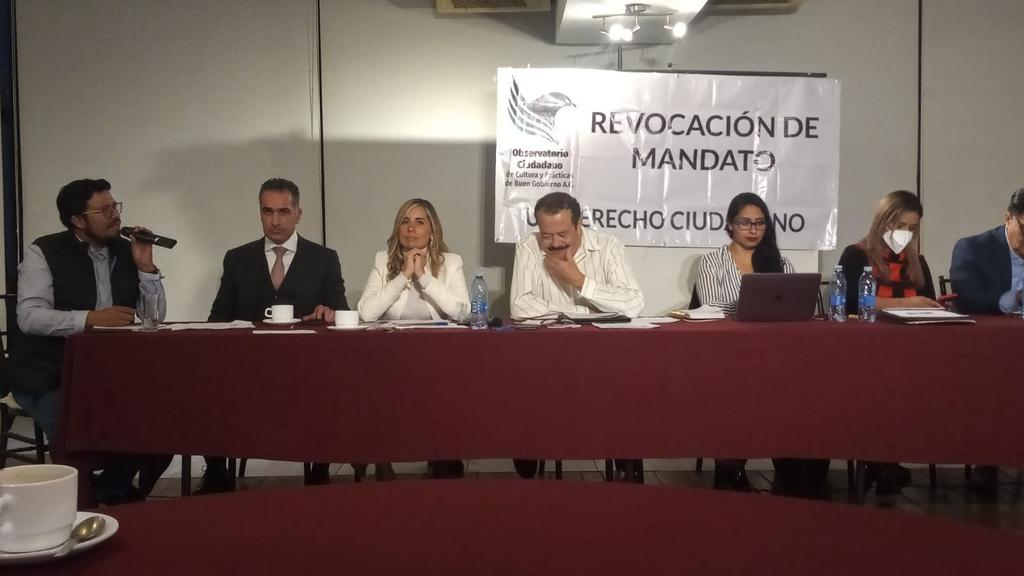 DelfinoAguilar_'s tweet photo. Hoy, ocurrió una mesa de debate, entre morenistas y PRIAN, sobre la revocación de mandato. Fríamente los neoliberales le tienen miedo a la participación ciudadana donde se cuestione el asunto de gobernabilidad. La ley dice revocación, Morena llama a ratificación. Válido #4aVa https://t.co/mZfmktCKm2