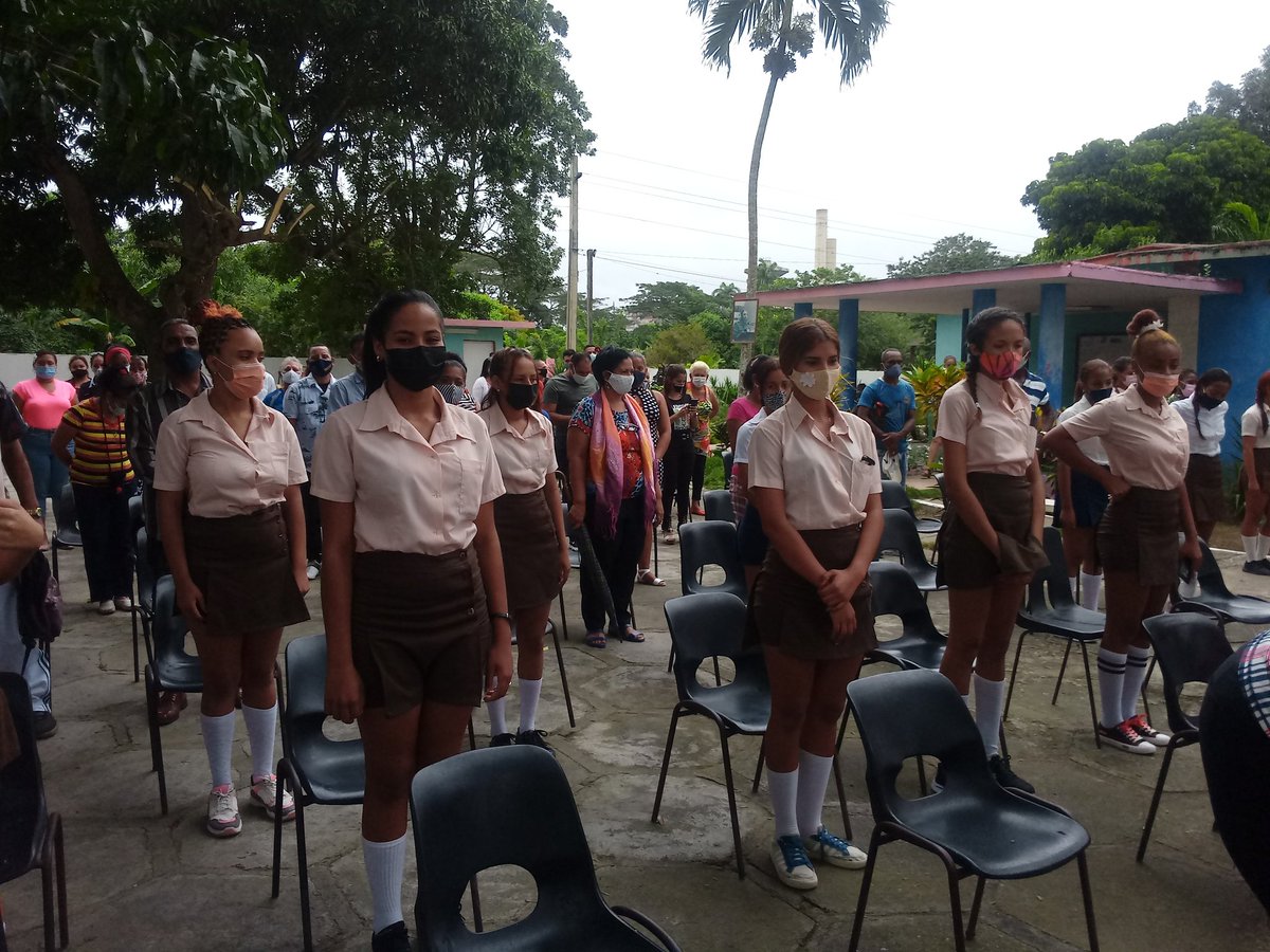 FundichelyRosa's tweet photo. #FidelViveCubaSigue recordando su legado, hoy el colectivo de trabajadores de la escuela Giraldo Córdova de #SantiagodeCuba recibe el certificado Proeza Laboral demostrando que la continuidad está garantizada #FidelViveEntreNosotros @elsa_ena @dpestgo @Gob_StgoDeCuba @RamnMonte1 https://t.co/dkr1vlxfXt