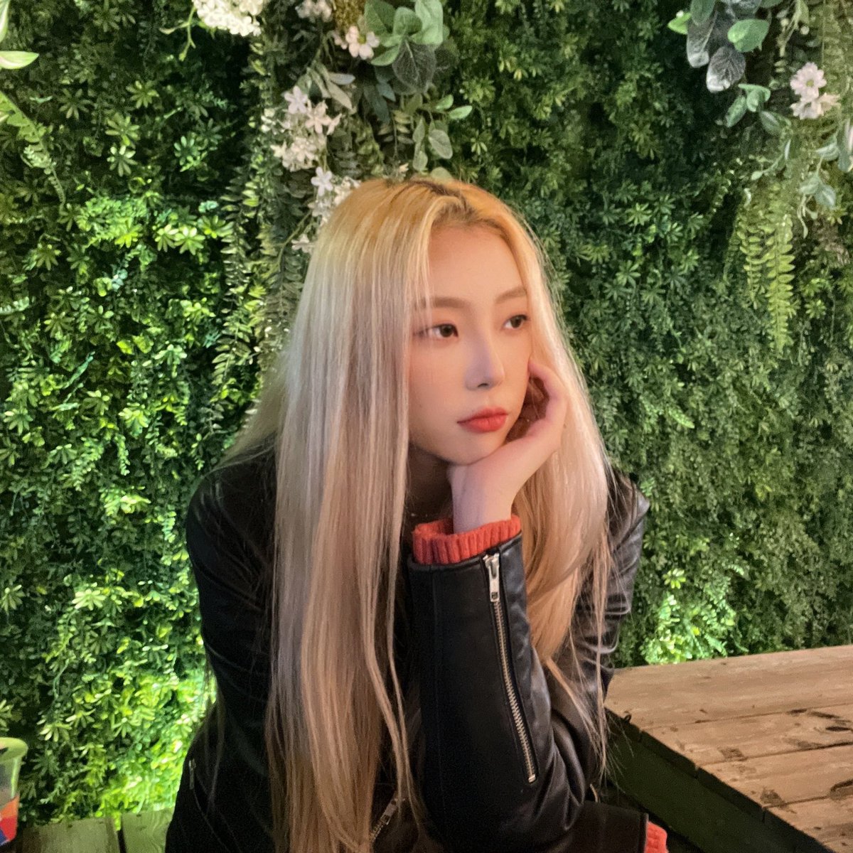 LineBrasilll's tweet photo. LINE (라인)
Posição: Líder, Rapper, dançarina 
Aniversário: 10/11
Signo: Escorpião 
Altura: 1,69
Tipo sanguíneo: O
“OFFLINE para ONLINE! Esta é a linha ALL LINE que pode transformar em 180 graus. Por favor, aguardem as linhas que vou desenhar!"  (trocadilho com o nome dela) https://t.co/bJ30PhEwex