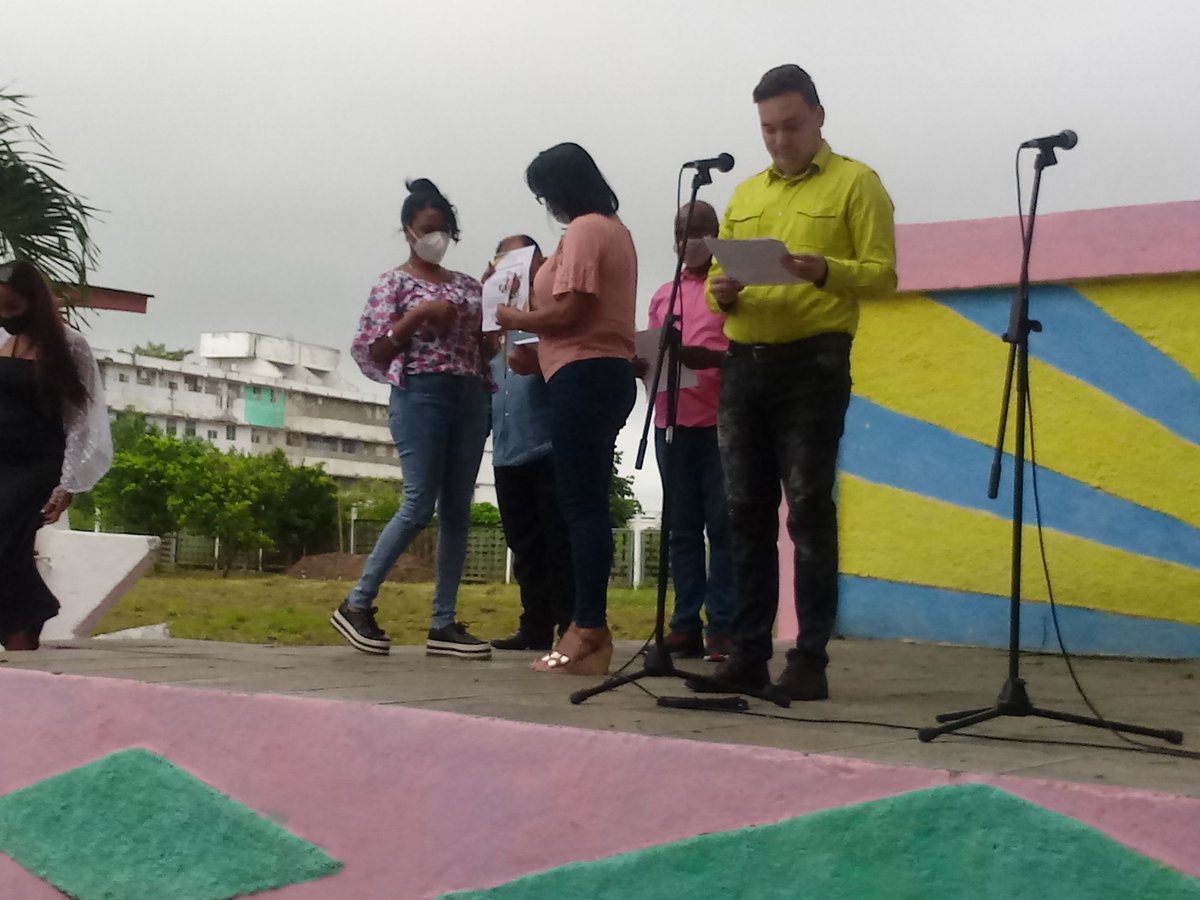 FundichelyRosa's tweet photo. #FidelViveCubaSigue recordando su legado, hoy el colectivo de trabajadores de la escuela Giraldo Córdova de #SantiagodeCuba recibe el certificado Proeza Laboral demostrando que la continuidad está garantizada #FidelViveEntreNosotros @elsa_ena @dpestgo @Gob_StgoDeCuba @RamnMonte1 https://t.co/dkr1vlxfXt