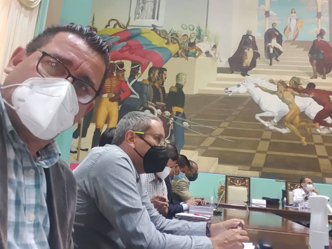 williancontig's tweet photo. Hoy en la reunión de la Comisión Espec para atender los casos de los inmigrantes venez,me asignaron una nva responsabilidad:Presidir la SC Jurídica q presentará las alternativas política y jurídicas para defender los derechos de nuestros compatriotas
@NicolasMaduro 
#Venezuela https://t.co/ktNN5YV2Uj