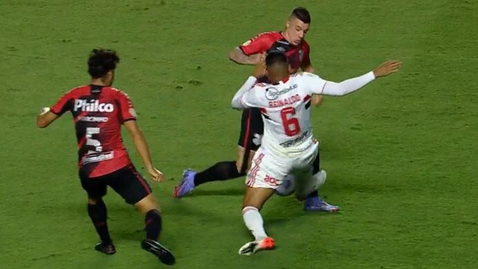 ArbitragemErros's tweet photo. Erro gravíssimo! O Vuaden juntamente com a equipe de vídeo não expulsou o Reinaldo depois dessa entrada criminosa no Renato Kayser.

São Paulo x Athletico-PR em jogo atrasado da 34ª rodada do #Brasileirão2021 #SAOCAP https://t.co/qidzQCaCyg