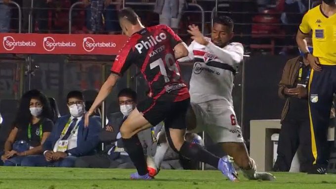 ArbitragemErros's tweet photo. Erro gravíssimo! O Vuaden juntamente com a equipe de vídeo não expulsou o Reinaldo depois dessa entrada criminosa no Renato Kayser.

São Paulo x Athletico-PR em jogo atrasado da 34ª rodada do #Brasileirão2021 #SAOCAP https://t.co/qidzQCaCyg