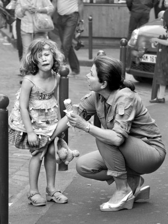 hilmuj's tweet photo. LO ASEGURO
“Les aseguro que las mujeres más bellas que he visto,no han sido en una revista, las veo por la calle,cargando niños con sus luchas,empujando carritos del supermercado, conduciendo cochecitos de sus nietos,mirando tiendas, paseando con sus perros, riendo con amigas https://t.co/X9eugIVq4c