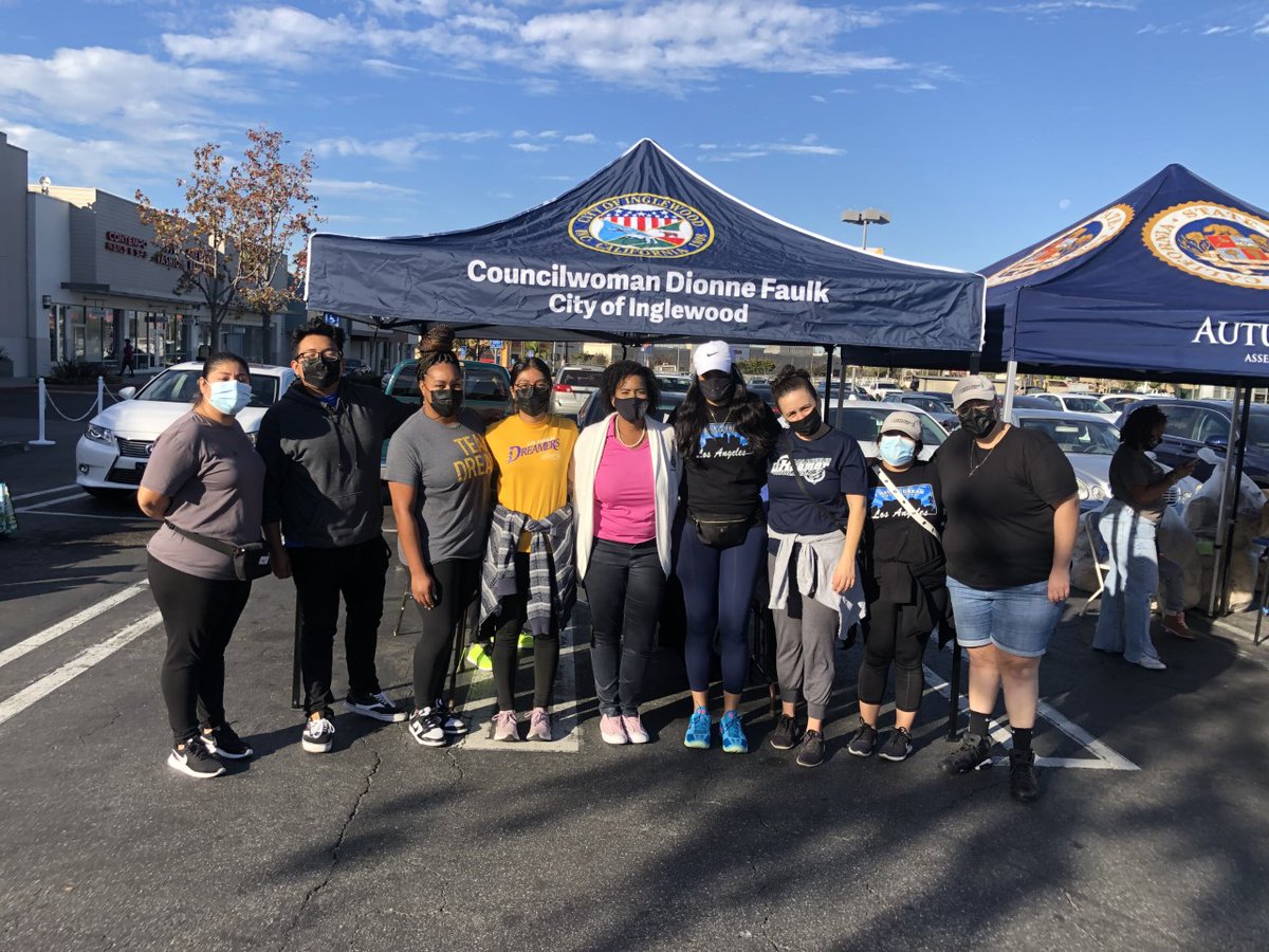 IHADLA's tweet photo. This week, our staff were delighted to give back to the #community by #volunteering at Drive Thru #OperationGobble hosted by Assemblywoman @AutumnBurke and featuring councilmember @DionneFaulk. We are grateful to be able to #payitforward.
#IHADLA #BoyleHeights #Watts #Inglewood https://t.co/oQXSwE5Twh