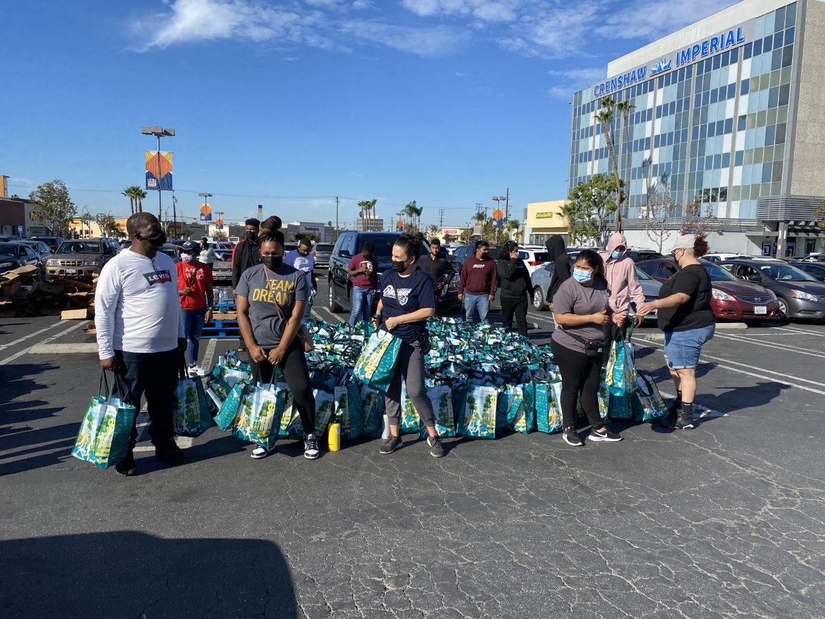 IHADLA's tweet photo. This week, our staff were delighted to give back to the #community by #volunteering at Drive Thru #OperationGobble hosted by Assemblywoman @AutumnBurke and featuring councilmember @DionneFaulk. We are grateful to be able to #payitforward.
#IHADLA #BoyleHeights #Watts #Inglewood https://t.co/oQXSwE5Twh