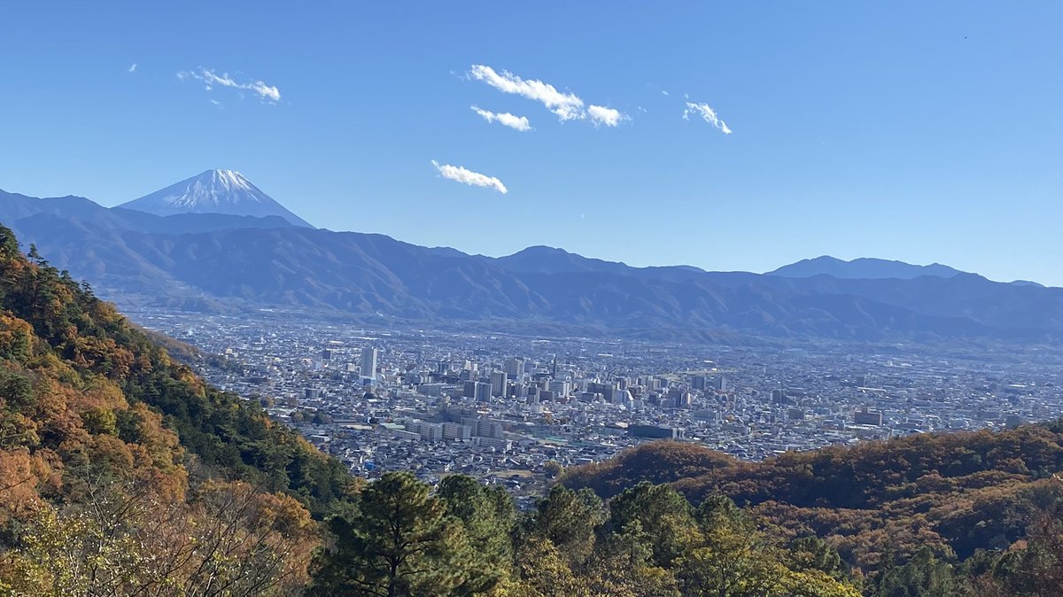 ＃旅 11/25(木) お疲れ様です。 昨日のトコトコツーリングより、 [甲府の町&富士山]