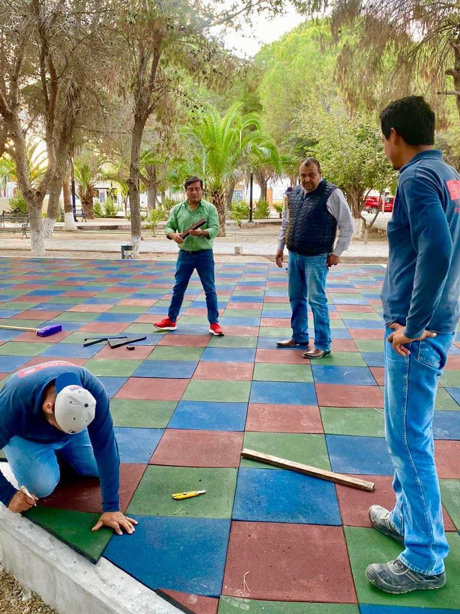 licoquintanilla's tweet photo. ¡¡Los niños ponen su imaginación y nosotros ponemos los juegos!!
Así va quedando el área de juegos infantiles con piso de caucho en la #VillaDeProgreso.
¿Que les parece?
¡¡Mañana primero Dios llegan los juegos!!
Muy pronto nuestros niños tendrán un nuevo espacio para divertirse! https://t.co/EjAkLUq4ch