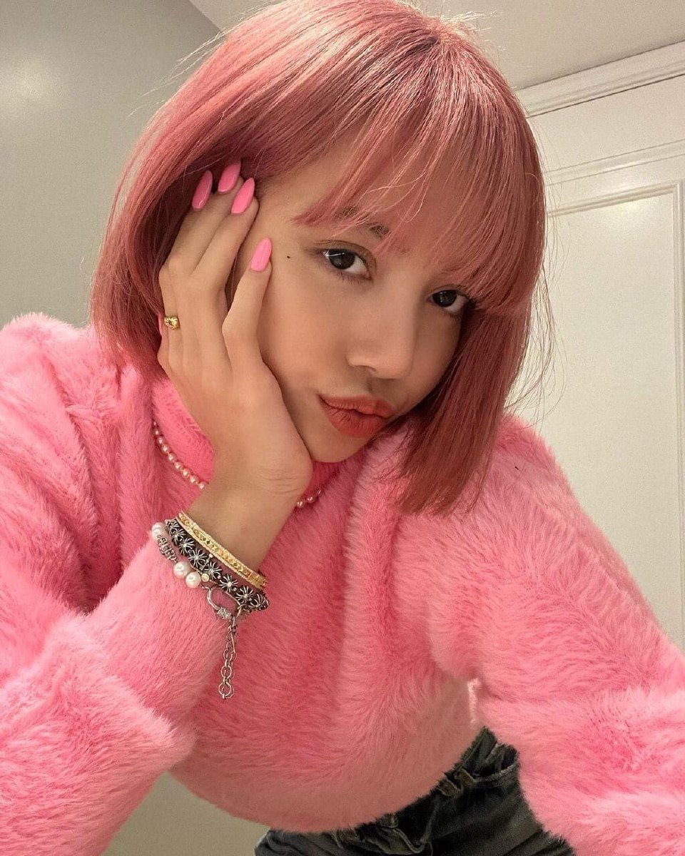 Flo_sas555's tweet photo. Мой маленький лисёнок, будь здорова 🤧 Кажется, будто это фейковые новости, но к сожалению мы живём в именно таких реалиях 
#GETWELLSOONLISA @BLACKPINK
🖤 STAY SAFE BLACKPINK 💗@BLACKPINK https://t.co/bOSYJhbtgA