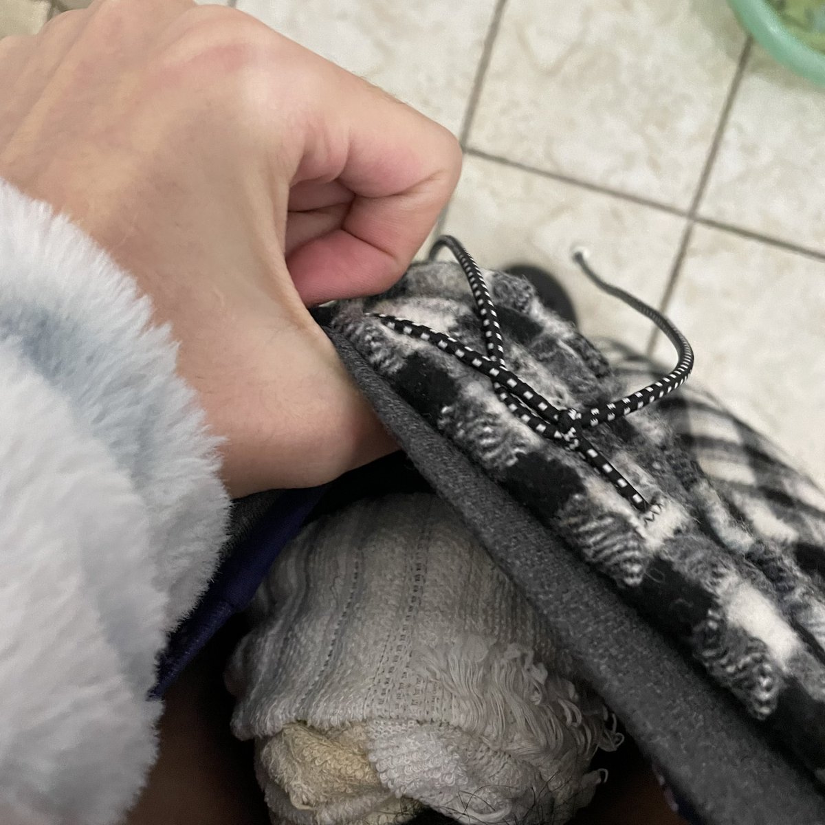 Slxswbb520's tweet photo. 袜子瘾发作了 没有直男的熊臭篮球运动袜子套着我会死的（已经套着爸爸的袜子去了图书馆） https://t.co/gYvEeg87L4