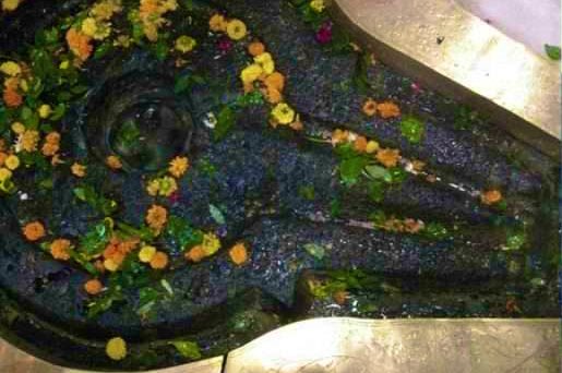 pooja1811's tweet photo. At #Triambkeshwar, #Jyotirlinga of #Shiva has three faces; they symbolize Lord Brahma, Lord Vishnu and Lord Shiva https://t.co/U2afYWfqaO