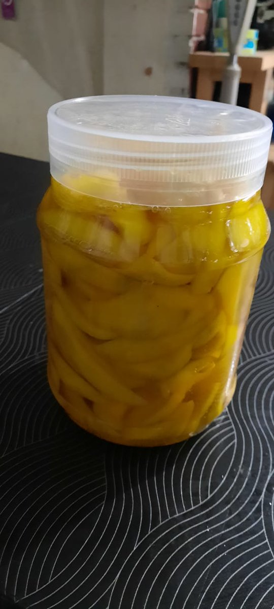 Bayu12A's tweet photo. CARA BUAT JERUK
rendam buah sama paras air garam air garam, 1liter air : 100gram garam,  sementara rendam boleh kupas dan potong isi ikut saiz yg disukai, lepas 3-5 hari atau air garam tidak berbuih, bilas  dgn air bersih 2-3  kali bilas tus. https://t.co/XT7P7ZUT8r