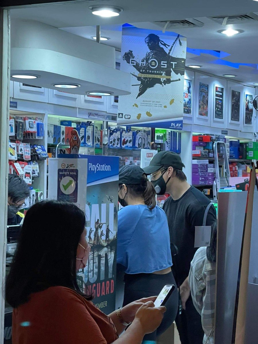 hopiaamanii's tweet photo. Spotted: Liza Soberano with her non-showbiz boyfriend 🤍

Bala daw ata ng ps5 binili nila? https://t.co/bdNzmTDfJW