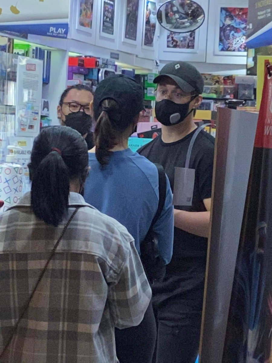 hopiaamanii's tweet photo. Spotted: Liza Soberano with her non-showbiz boyfriend 🤍

Bala daw ata ng ps5 binili nila? https://t.co/bdNzmTDfJW