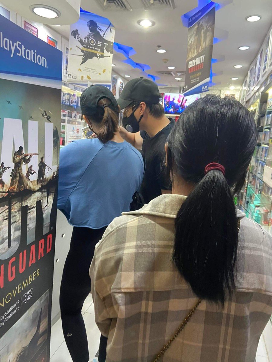 hopiaamanii's tweet photo. Spotted: Liza Soberano with her non-showbiz boyfriend 🤍

Bala daw ata ng ps5 binili nila? https://t.co/bdNzmTDfJW