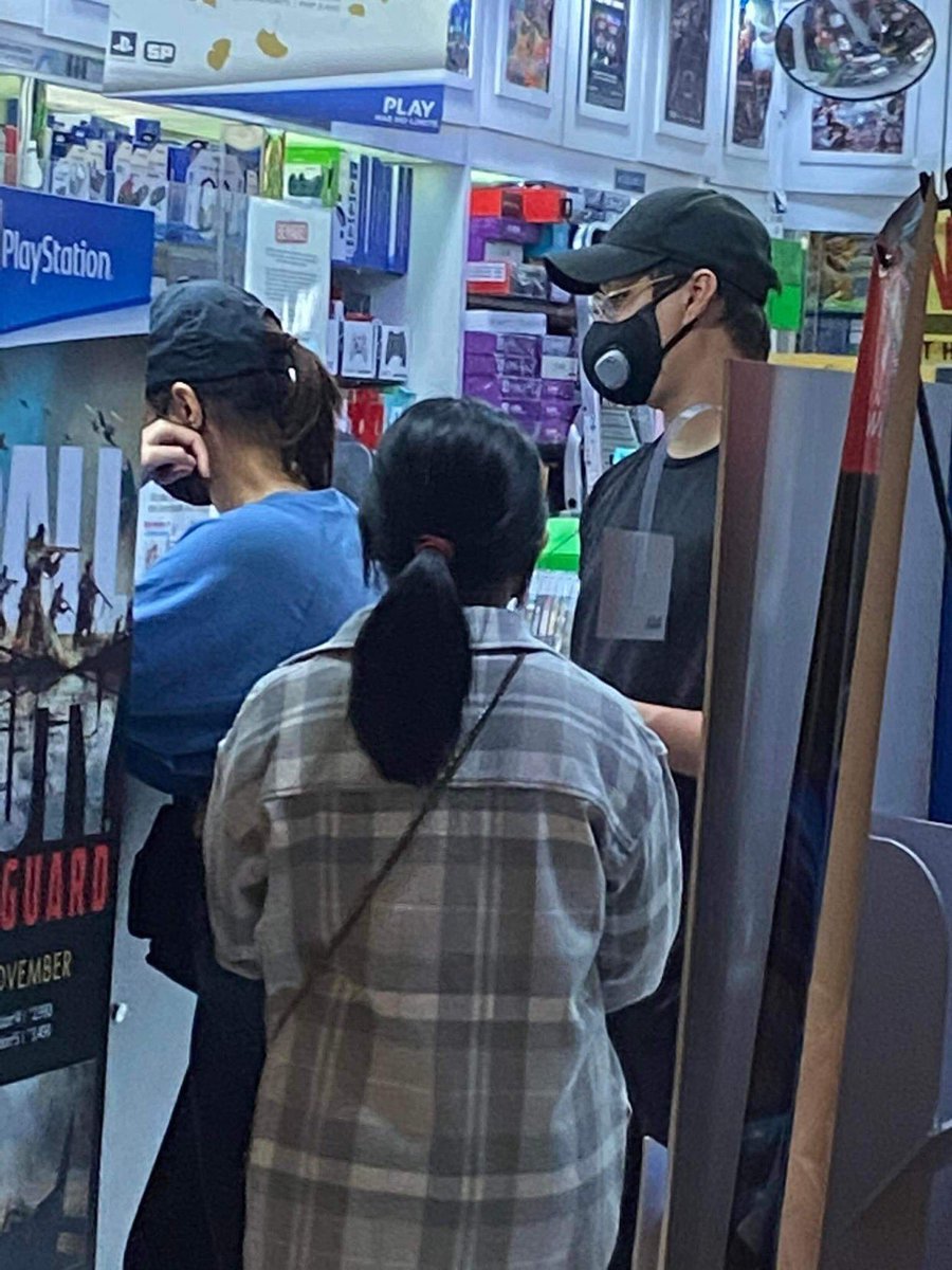 hopiaamanii's tweet photo. Spotted: Liza Soberano with her non-showbiz boyfriend 🤍

Bala daw ata ng ps5 binili nila? https://t.co/bdNzmTDfJW