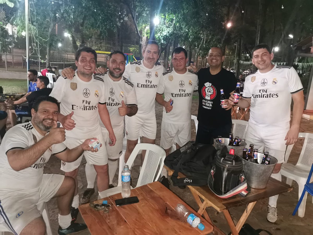 ACEIK00TM's tweet photo. Vestuario ganador!!! Bien los  perros!!! A Semis! #ExaCTN #Ejecutivo #Promo00 https://t.co/cDprHmuoOj