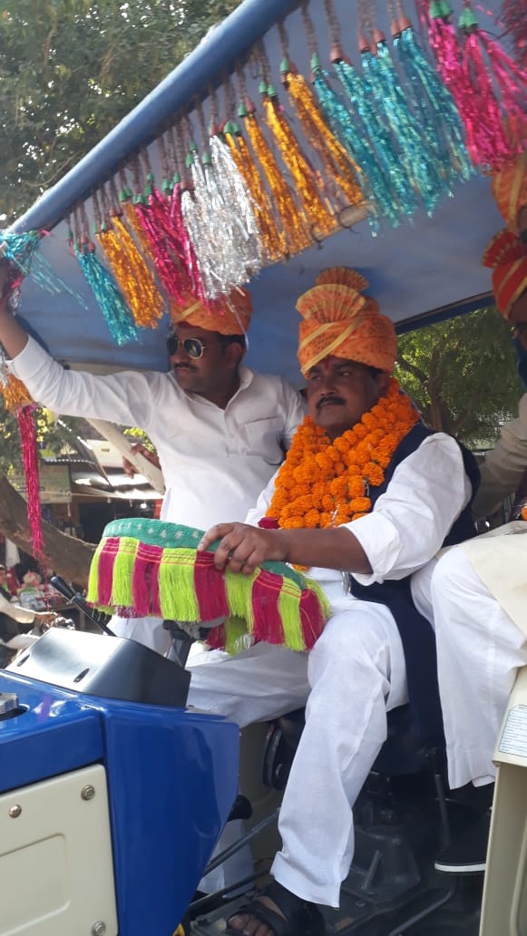 BjpBalmukund's tweet photo. #मित्रों_भारत_माता_की_जय🙏...
कल दिनांक 24/11/21 को भारतीय जनता पार्टी किसान मोर्चा पदाधिकारियों एवं कार्यकर्ताओं के साथ औरेया में 215 ट्रैक्टरों के साथ रैली की।।
#Farmerwithmodi
#किसान_है_भाजपा_के_साथ https://t.co/0HolrcUsLi