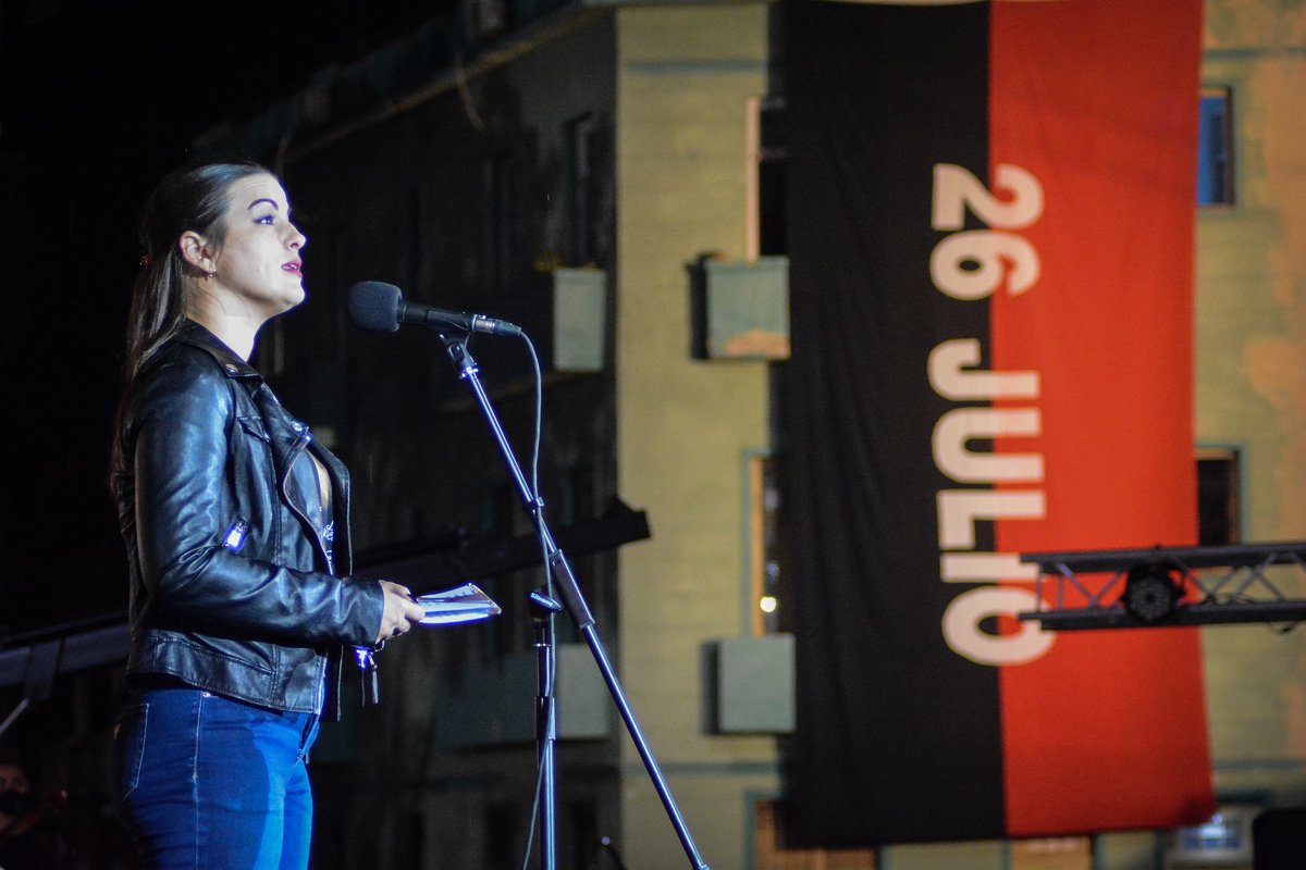 Imágenes desde la Escalinata de la <a href="/UdeLaHabana/">Universidad de La Habana</a>, donde el presidente <a href="/DiazCanelB/">Miguel Díaz-Canel Bermúdez</a> y los jóvenes rinden tributo a #Fidel.