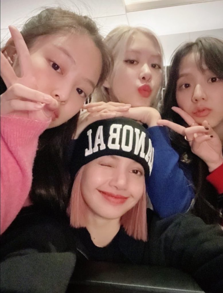 blackpinkbabo's tweet photo. Jisoo, Jennie, and Rosé have all tested negative for Covid-19; Lisa is doing well. https://t.co/QDB5vPjZlW