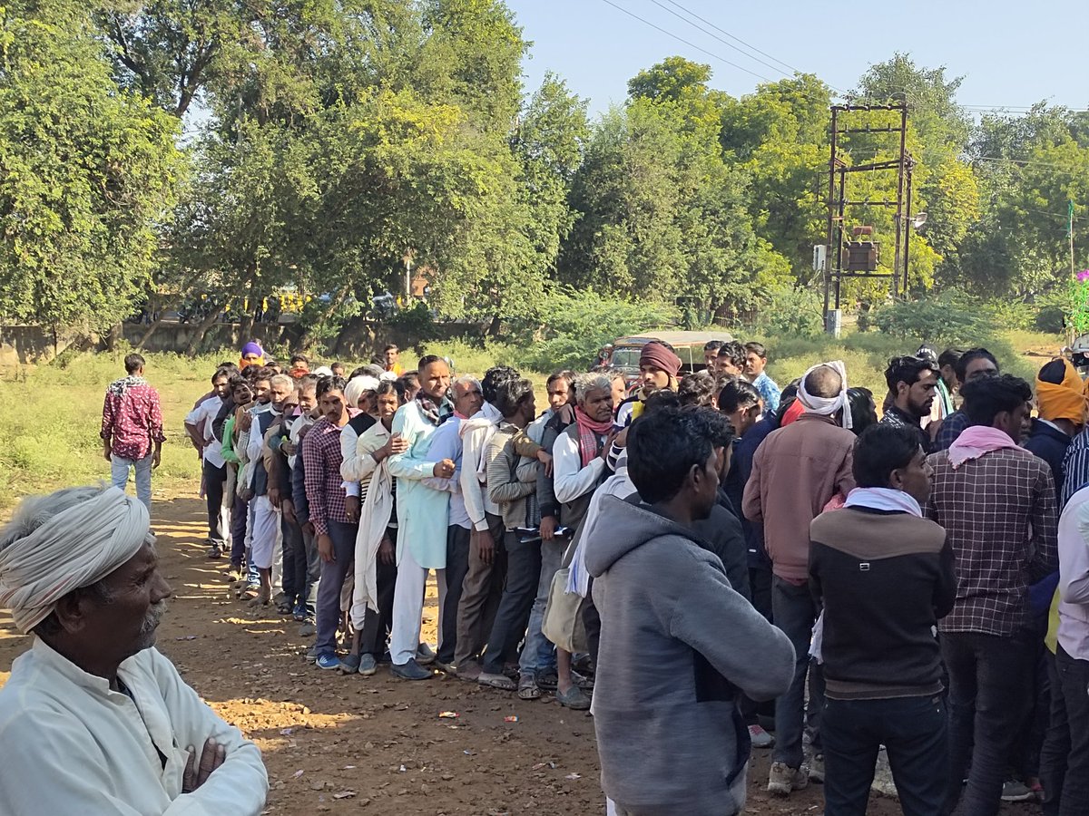 श्योपुर मध्य प्रदेश खाद का संकट गहराता हुआ सुबह अंधेरे से ही लाइन में लगे किसान यह जिला देश के कृषि मंत्री नरेंद्र सिंह तोमर जी का चुनाव छेत्र है। अगर कृषि मंत्री के संभाग मे ये हाल हैं तो बाकी राज्य मे क्या होगा। @ChouhanShivraj @RakeshTikaitBKU @OfficialBKU @nstomar @PMOIndia