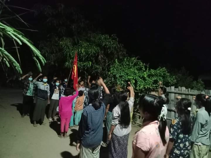 Mnla98479375's tweet photo. "စစ်ကျွန်မခံ ဒို့တော်လှန်
လူထုတိုက်ပွဲ ဒို့ဆင်နွဲ"
The people of #YeKyiPin village in #Yinmarpin Township staged a protest rally on November 24 against the military dictatorship.
#HelpMyanmarIDPs
#Nov25Coup
#WhatsHappeningInMyanmar https://t.co/npFK1FItql