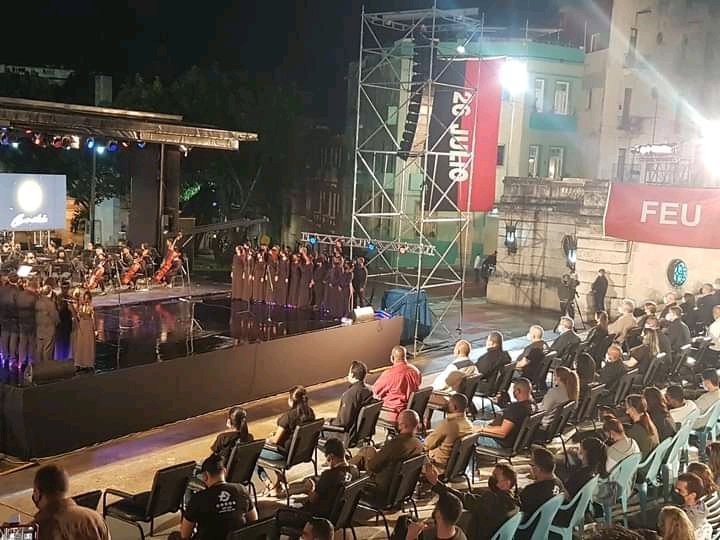 #FidelVive volvió a la Escalinata de la Universidad de La Habana en la multitud de  jóvenes que hoy acudieron a rendirle homenaje. #FidelPorSiempre sigue inspirando a la juventud en la defensa de la Revolución Cubana, como fieles defensores de su legado.

#CubaVive #SomosCuba