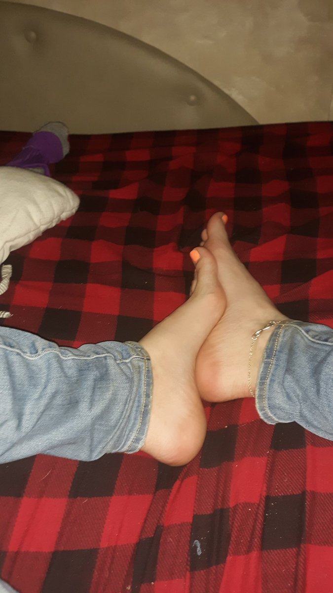 starnicole0216's tweet photo. An oldie but a goodie these feet are tired today been in the kitchen prepping for Thanksgiving since 9 this morning a full day of cooking and finally some rest
What are yall thankful for this year??
#archedfeet #sole #arches #beautifulfeetandtoes https://t.co/yU3Ayyymet