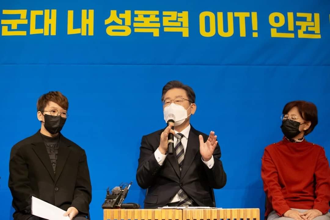 khkim2744's tweet photo. 이재명 후보님

<일터가 전쟁터가 되지 않도록>

군대 내 성범죄는 ‘아군에 대한 아군의 공격’이라고 표현될 만큼 ‘개인 간의 문제’가 아닌 인권의 문제, 나아가 국가안보 문제가 될 수 있는 중대한 사안입니다. https://t.co/eYfY3Um8H8