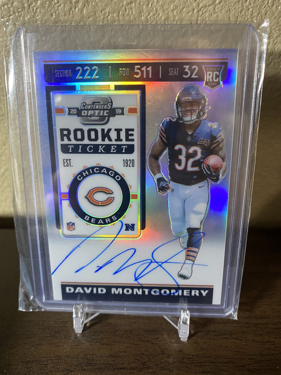 iAmDavidLinn's tweet photo. Da Bears play tomorrow! 🐻 

So I’m running a GIVEAWAY! 🔥

Guess the Bears final score &amp; you get the David Montgomery Auto. Tiebreaker: if multiple people guess the correct score is David Montgomery’s Rush yd total. 

(Ex. 27pts 88 yds.)

Like/Follow/RT! https://t.co/cXpyjVWNIl
